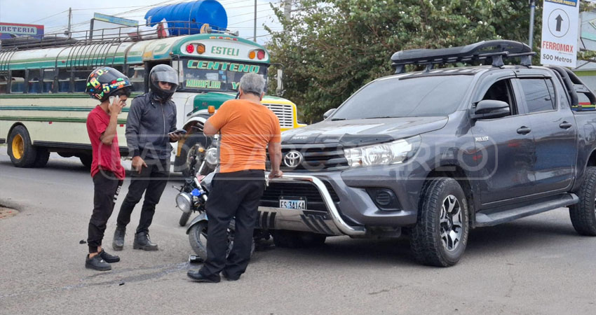 Impacto entre moto y camioneta en la carretera panamericana, Estelí. Foto: Cortesía/Radio ABC Stereo