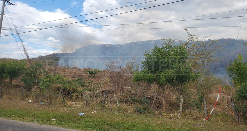 Incendio consume varias manzanas de maleza en la comunidad San Pedro, Estelí. Foto: José Enrique Ortega/Radio ABC Stereo