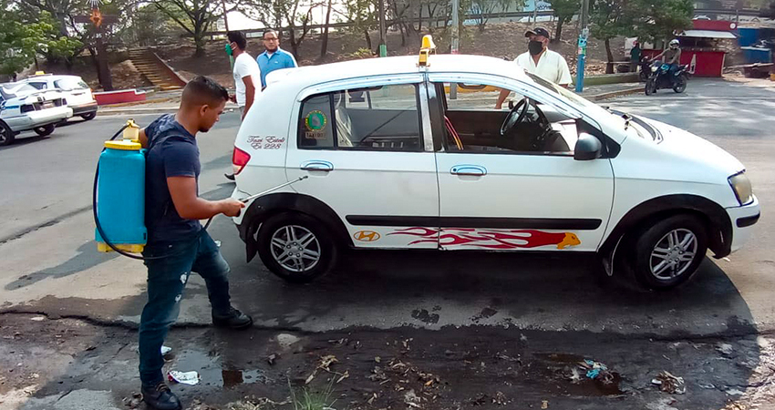 Las unidades de taxi empezaron a ser desinfectadas el sábado. Foto: Famnuel Úbeda/Radio ABC Stereo