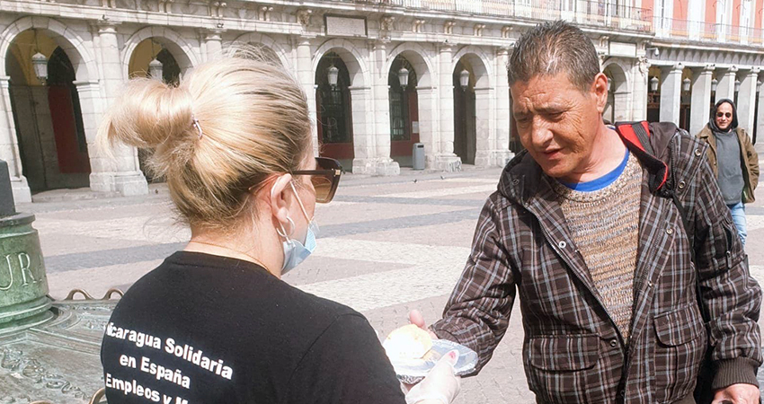 Yessenia Herrera salió a repartir almuerzos a personas sin hogar en la Plaza Mayor de Madrid. Cortesía/Radio ABC Stereo