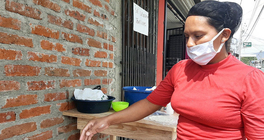 Elizabeth López tiene pocos días de haber puesto su pequeño negocio. Foto: Famnuel Úbeda/Radio ABC Stereo