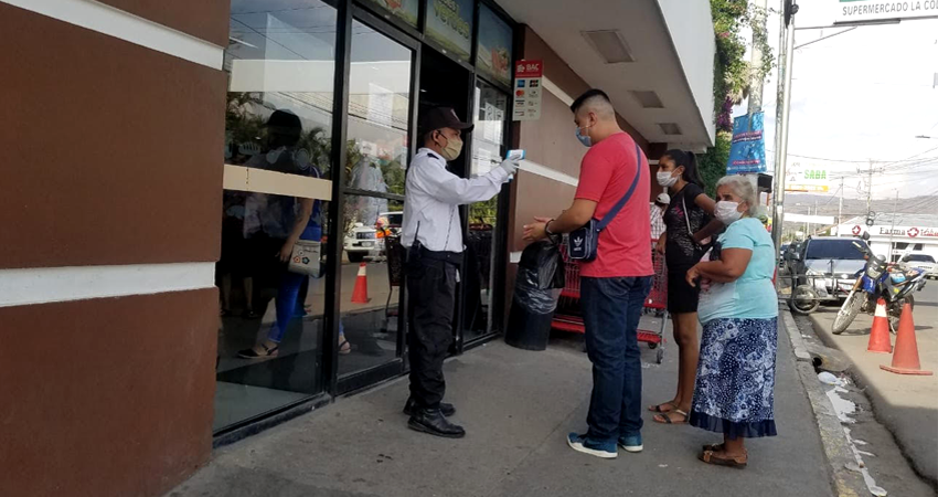 Clientes de Supermercados La Colonia deben ingresar con mascarillas al local. Foto: Roberto Mora/Radio ABC Stereo