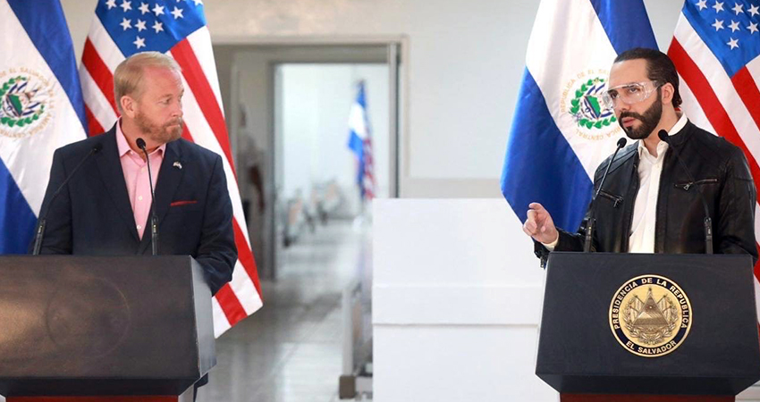 Nayib Bukele junto al embajador estadounidense en El Salvador. Foto: Casa Presidencial El Salvador