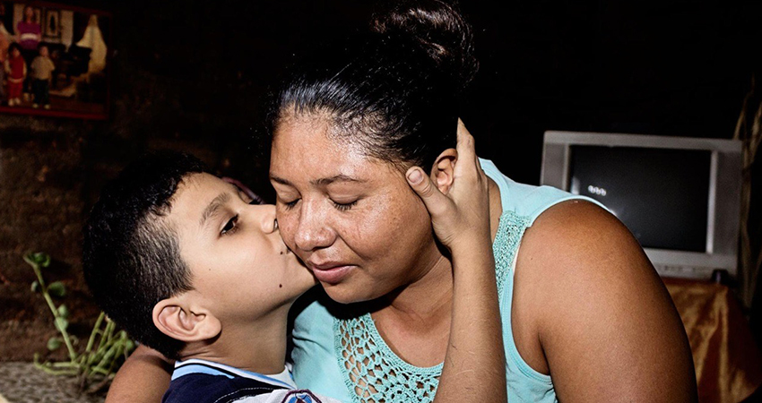 Luis Ángel Salmerón junto a su mamá. Foto: Famnuel Úbeda/Radio ABC Stereo