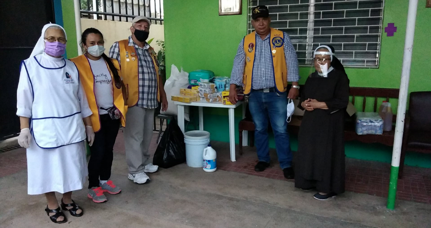 Miembros del Club de Leones haciendo entrega del donativo. Foto: Juan Francisco Dávila/Radio ABC Stereo