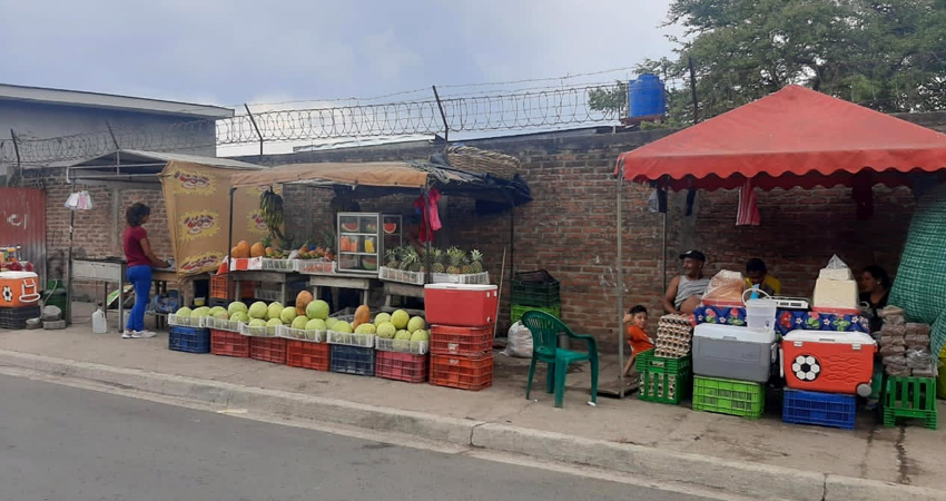 Ahora, algunos comerciantes se ubicaron al costado norte del colegio. Foto: Famnuel Úbeda/Radio ABC Stereo