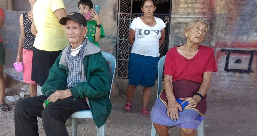 Don Estanislao y doña Estela fueron auxiliados por sus vecinos. Foto: Juan Fco. Dávila/Radio ABC Stereo