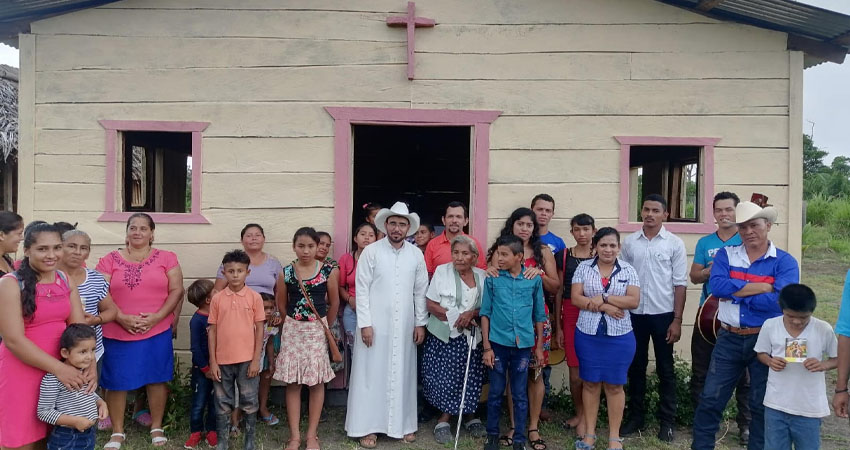 El padre Delvin llega a cada comunidad para compartir la palabra de Dios. Foto: Cortesía/Radio ABC Stereo