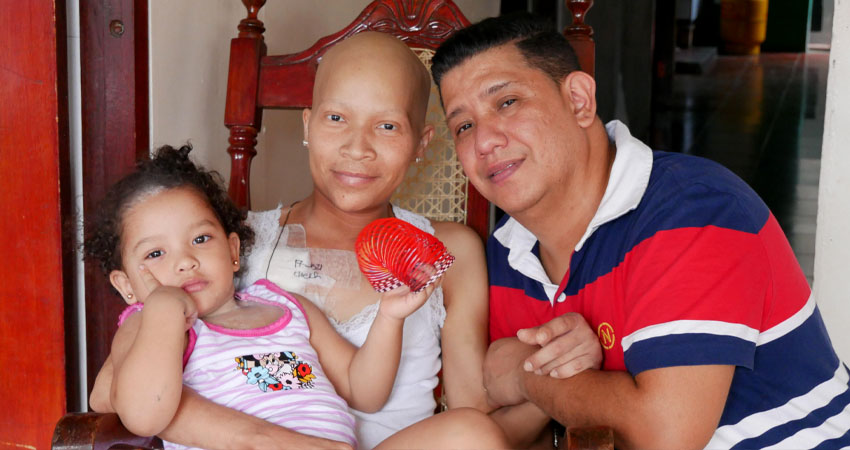 Hyman Castillo junto a su esposo e hija. Foto: Cortesía/Radio ABC Stereo