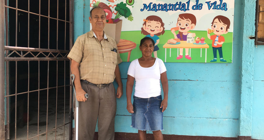 El profesor Jairo junto a doña Santos Azucena, conocida como Chenita. Foto: Alba Nubia Lira/Radio ABC Stereo