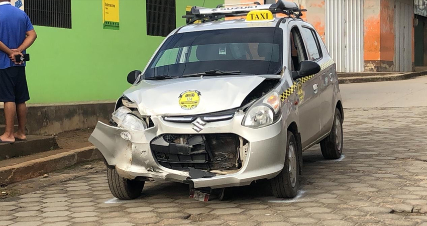 El taxi se llevó la peor parte. Foto: Cortesía/Radio ABC Stereo