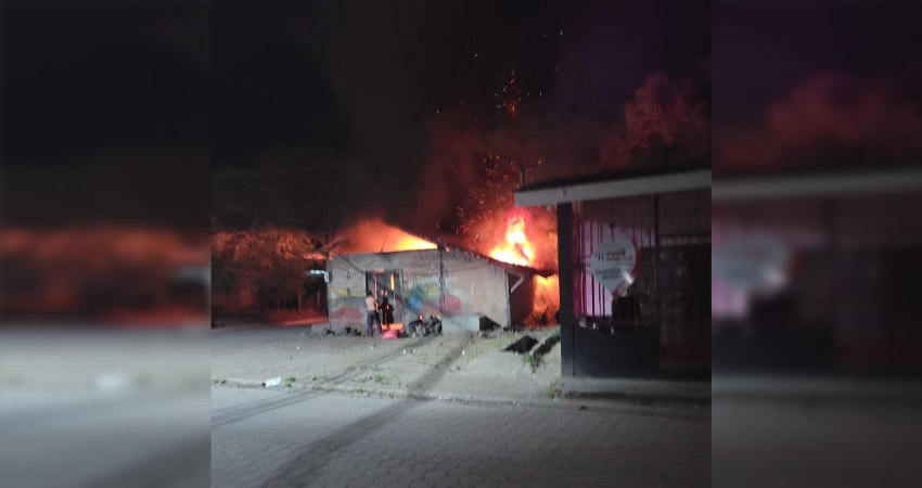 Los bomberos llegaron al taller, pero las llamas ya habían arrasado con todo. Foto: Cortesía/Radio ABC Stereo
