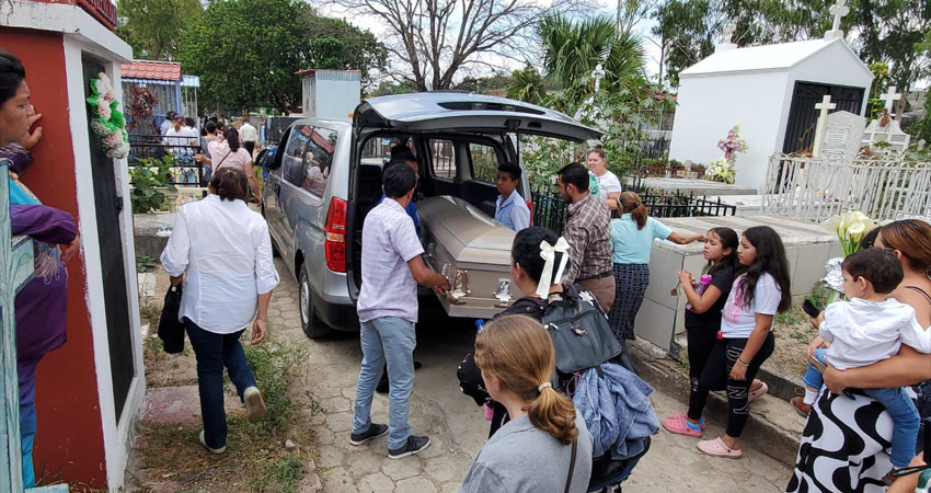 Los restos de Donald Casco llegaron al aeropuerto internacional de Managua el sábado y fue sepultado el domingo.