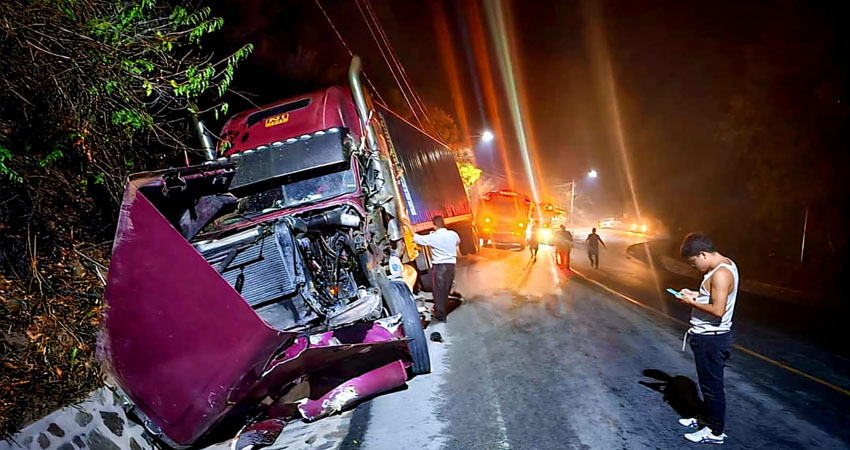 Daños materiales en colisión entre transportes pesados. Foto: Cortesía/Radio ABC Stereo