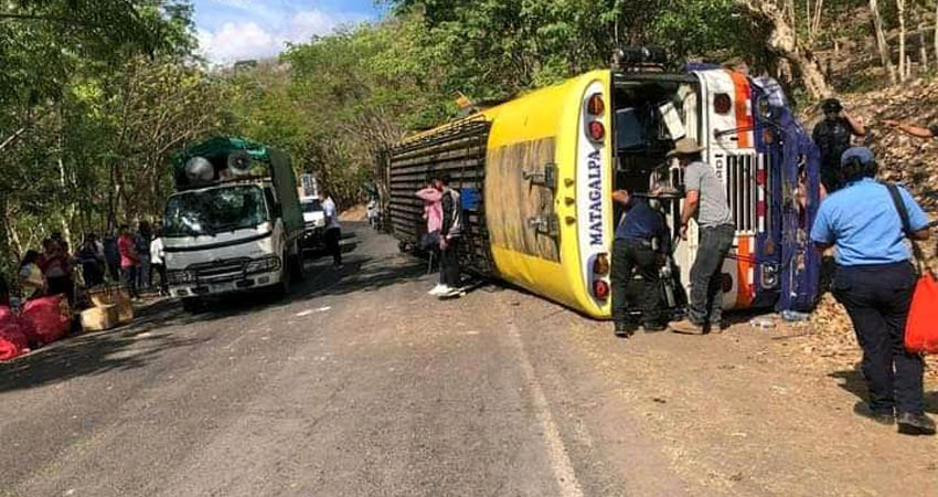 Vuelco de bus dejó 8 lesionados. Foto: Cortesía/Radio ABC Stereo