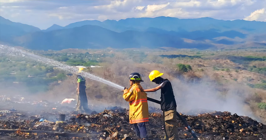 Bombero voluntarios apagan incendio en vertedero. Foto: Cortesía/Radio ABC Stereo