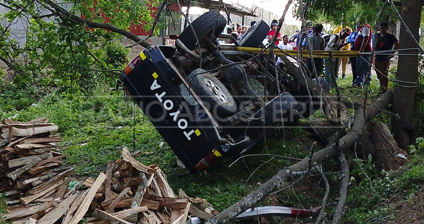 La camioneta quedó volcad. Foto: Cortesía/Radio ABC Stereo