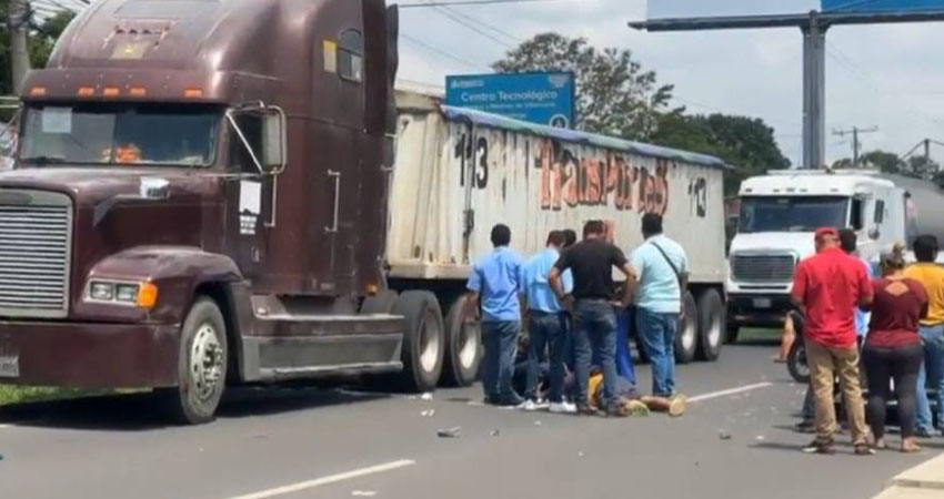 Personas que se encontraban en el sitio brindaron asistencia. Foto: Cortesía/Radio ABC Stereo
