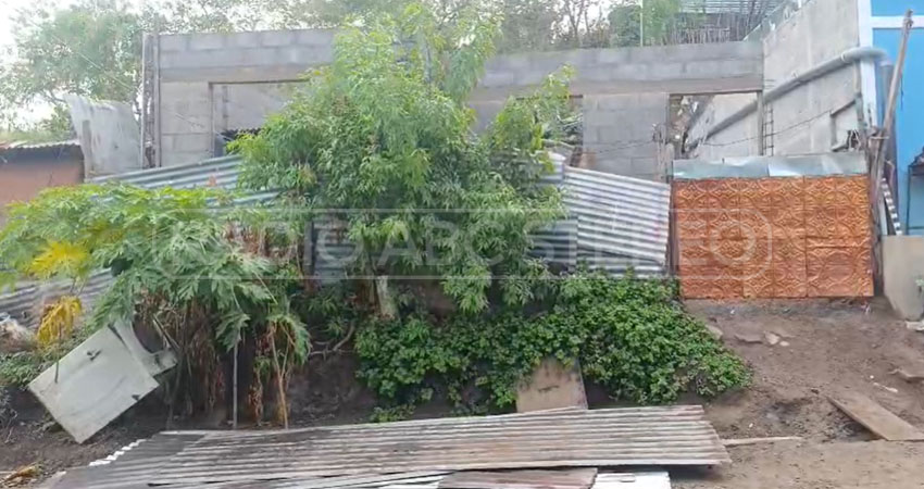 El techo de una vivienda cayó sobre una mujer en Condega, Estelí.                 Foto: Captura de pantalla / Radio ABC Stereo