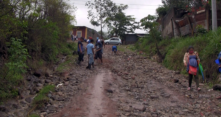 Habitantes trabajaron en conjunto para reparar la calle. Foto: Juan Fco. Dávila/Radio ABC Stereo Habitantes trabajaron en conjunto para reparar la calle. Foto: Juan Fco. Dávila/Radio ABC Stereo