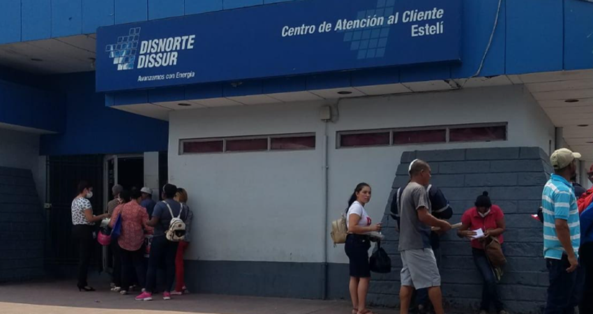 Personas han tenido que permanecer afuera de Disnorte Estelí. Foto: Roberto Mora/Radio ABC Stereo