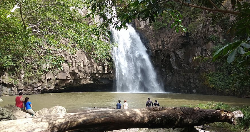 Uno de los compañeros del jovencito intentó rescatarlo pero los esfuerzos fueron en vano. Foto: Juan Fco. Dávila/Radio ABC Stereo