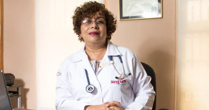 La Dra. María Isabel Selva llevaba 35 años laborando para el sistema de salud público. Actualmente atendía en dos centros de salud. Foto: Cortesía/Radio ABC Stereo