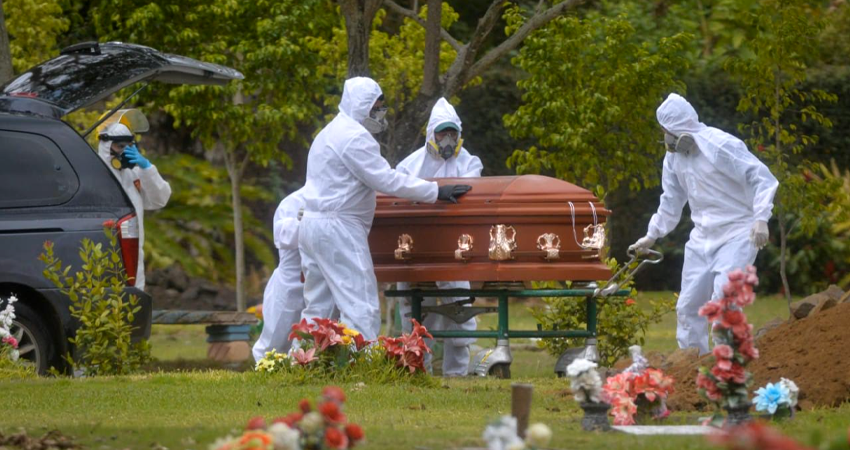 Vestidos con trajes especiales para prevenir el contagio se encargan de realizar los entierros inmediatos. Foto: Cortesía/LA PRENSA