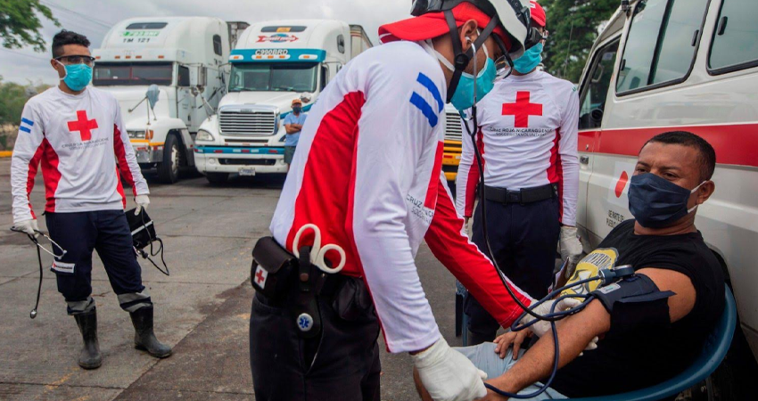 Voluntarios de Cruz Roja brindando atención. Foto: Vatican News/ AFP or licensors