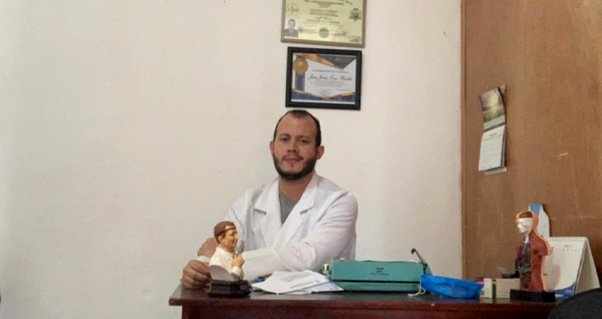 El Dr. Josué Cruz Bonilla se contagió de Covid-19 según su autodiagnóstico y guarda cuarentena desde su casa. Foto: Cortesía