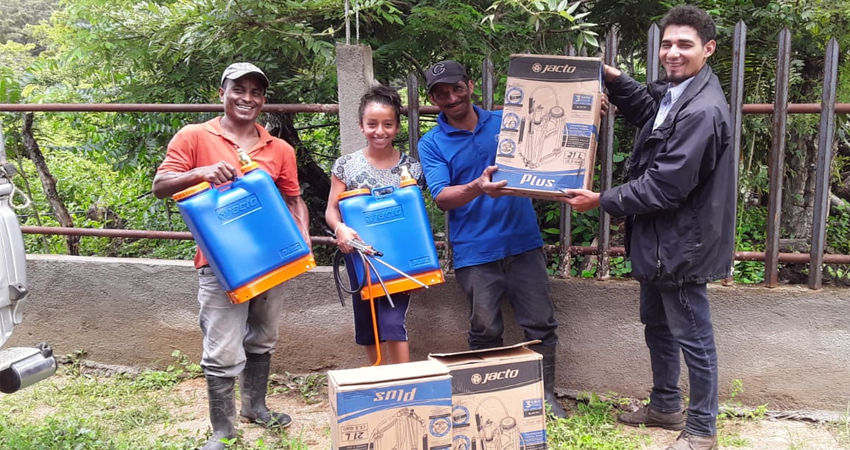Beneficiarios recibiendo sus equipos. Foto: Cortesía/Radio ABC Stereo