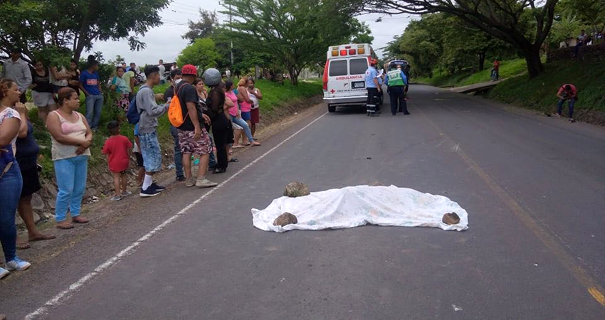 El motociclista huyó del lugar pero viajaba con un acompañante que fue detenido por agentes policiales. Foto: Juan Fco Dávila/Radio ABC Stereo