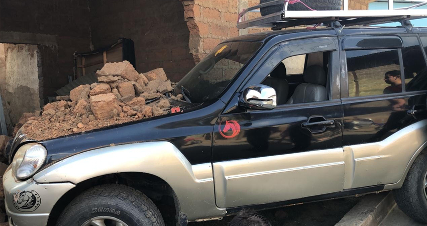 El vehículo dañó parte de la pared. Foto: Cortesía/Radio ABC Stereo