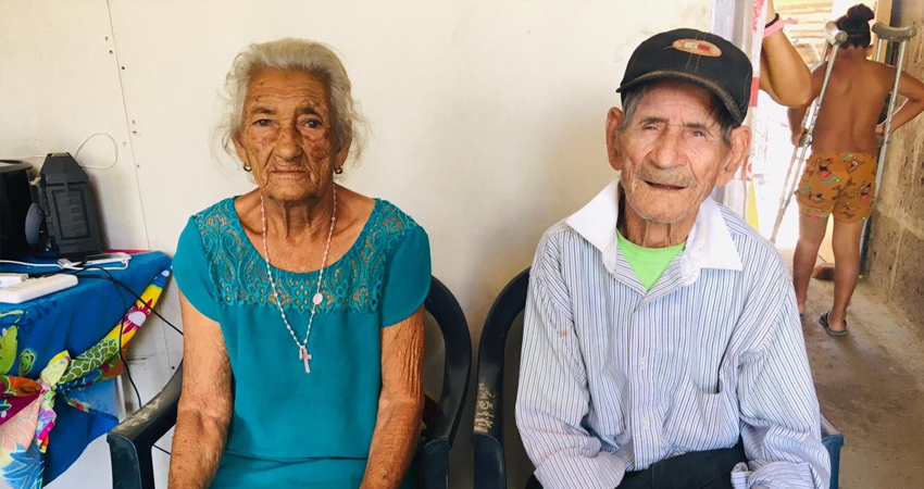 La pareja de ancianitos está feliz y agradecida por la obra. Foto: Alba Nubia Lira/Radio ABC Stereo