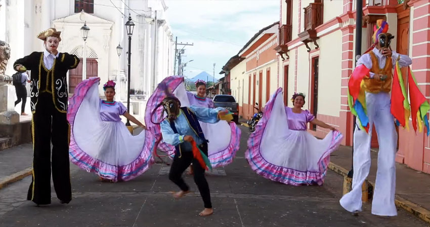 El video fue estrenado el 18 de junio en el canal de YouTube de Gustavo Bucardo. Foto: Captura de pantalla