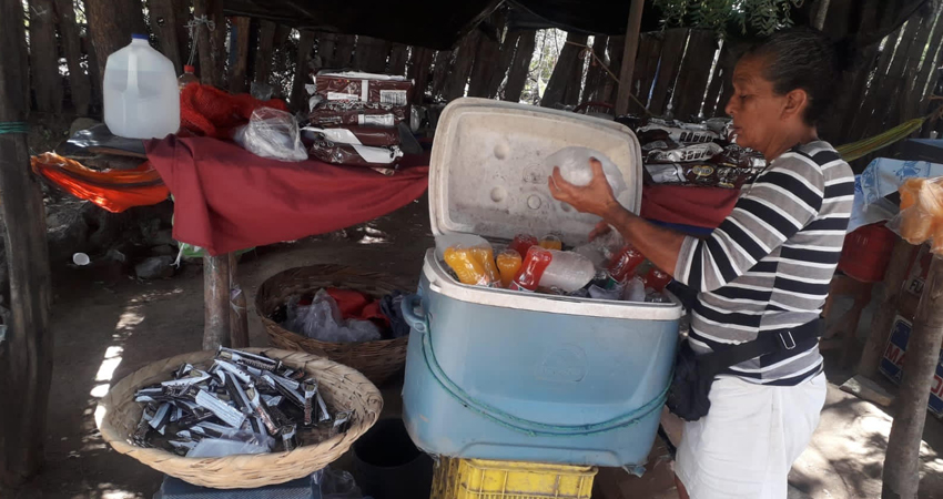 Doña Sonia decidió usar un termo para vender bebidas y seguir buscando el pan de cada día. Foto: Cortesía/Radio ABC Stereo