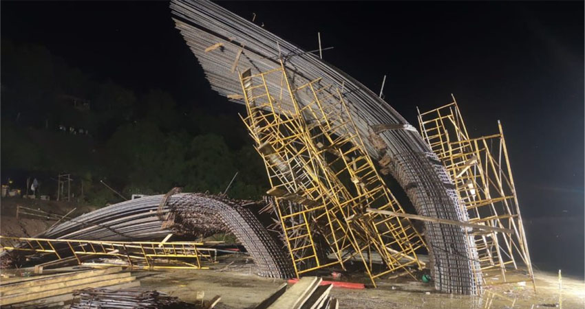 La columna que se dobló mide 12 metros. Foto: Cortesía