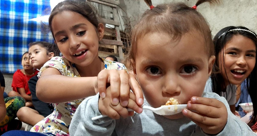 Niños en el Huerto de Bendición. Foto: Famnuel Úbeda/Radio ABC Stereo