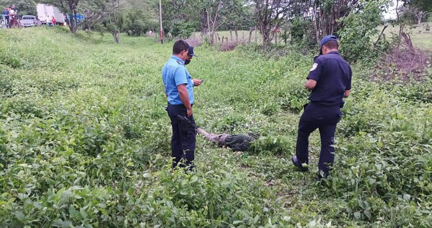 Al lugar se presentaron bomberos y policías, pero el motociclista ya había fallecido. Foto: Cortesía/Radio ABC Stereo