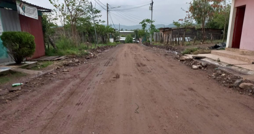 Las obras de reparación de las calles en los barrios Noel Gámez y Felipe y Mery, comenzaron la semana pasada con el revestimiento, éstas se encontraban en malas condiciones debido a las lluvias del año pasado.
