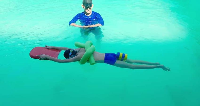 La natación aporta al desarrollo integral de los niños y niñas con discapacidad visual. Foto: Cortesía/Radio ABC Stereo