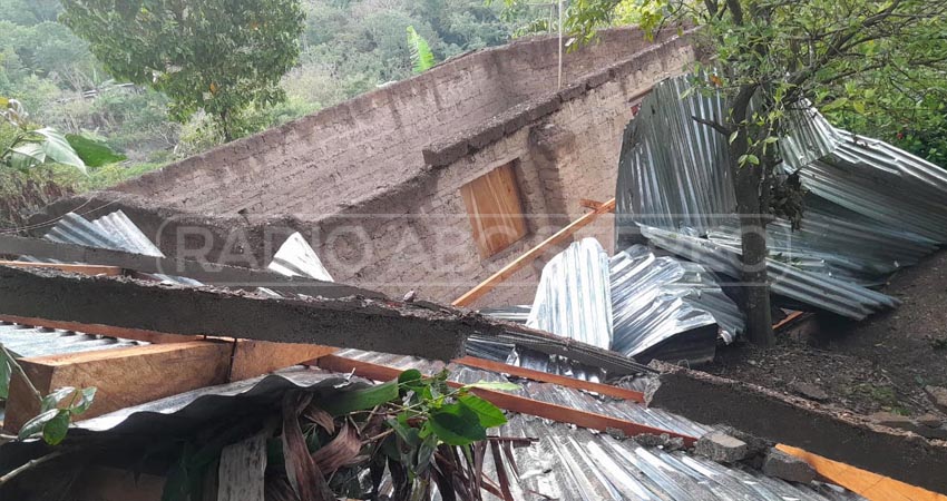 Las otras viviendas registraron desprendimiento parcial del techo. Foto: Cortesía/Radio ABC Stereo