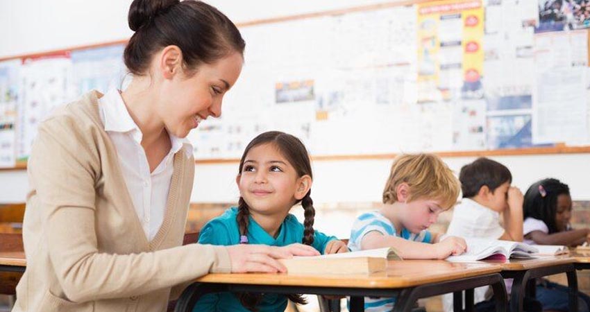 Gracias a los maestros es posible la formación para las demás profesiones. Imagen de referencia