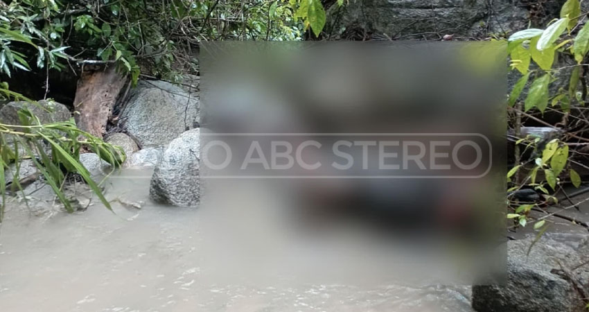 El cuerpo estaba a la orilla de una quebrada. Foto: Cortesía/Radio ABC Stereo
