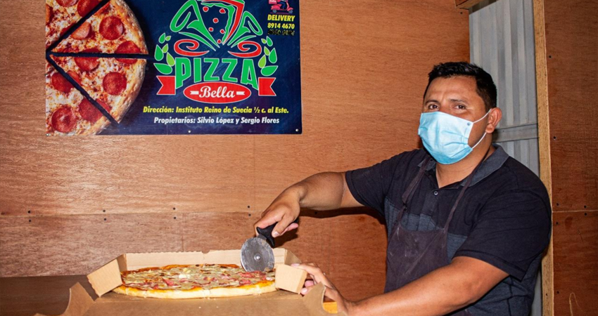 El joven Silvio José López es licenciado en el idioma inglés pero decidió emprender con un negocio de pizza ante la falta de empleo. Foto: Famnuel Úbeda/Radio ABC Stereo