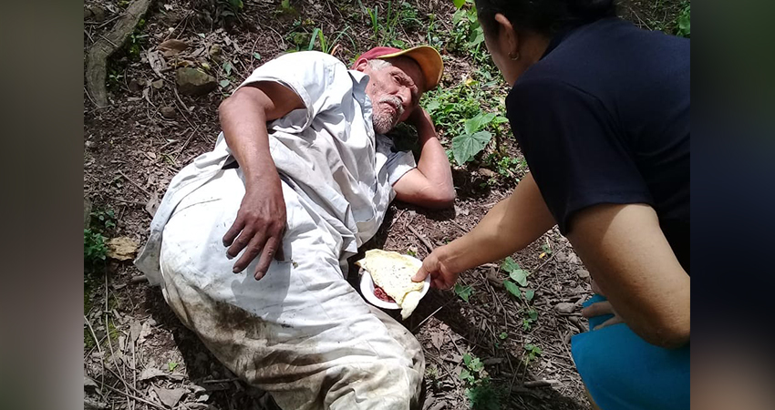 Al sentirse mejor don Feliciano abandonó la casa donde le estaban dando hospedaje y la familia que le ayudó ahorra está preocupada por su paradero. Foto: Cortesía