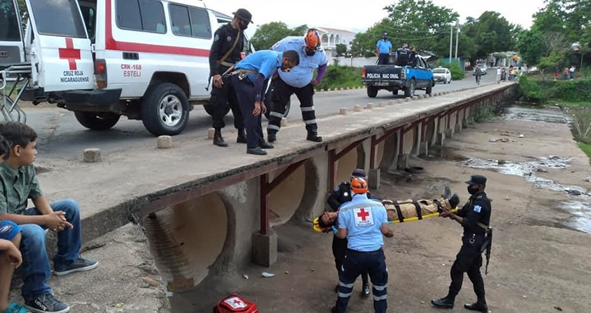 Wilmer fue rescatado por cruzrojistas y policías. Foto: Cortesía