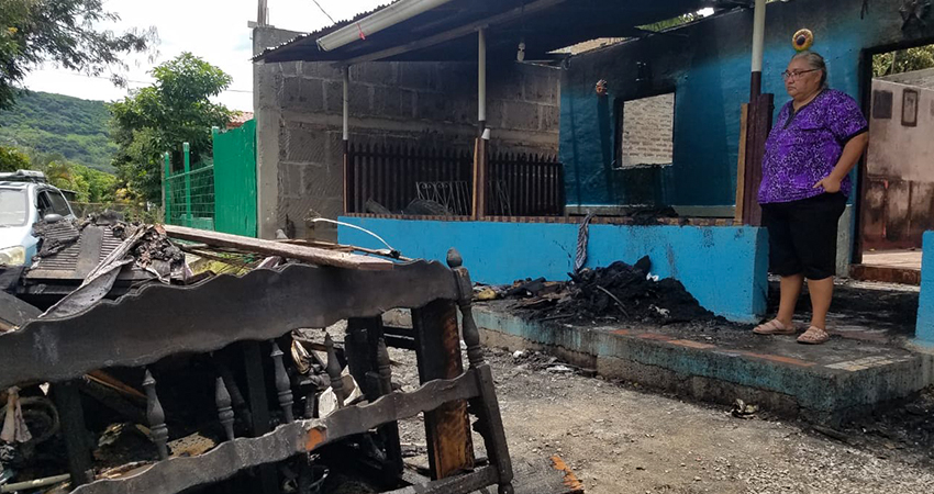 Doña Yacarelis Vallecillo en su vivienda afectada por las llamas. Foto: Roberto Mora/Radio ABC Stereo
