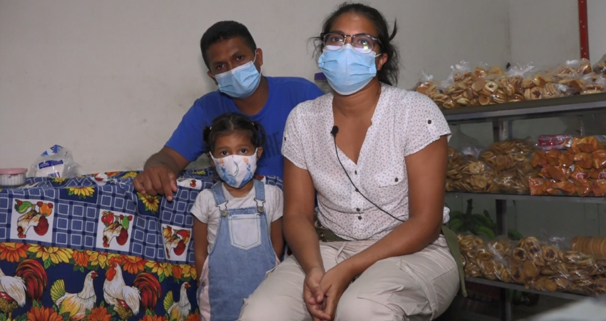 La venezolana Génesis Mendoza entró a Nicaragua por Corn Island y ahora está en Jalapa con su esposo e hija. Foto: José Enrique Ortega/Radio ABC Stereo