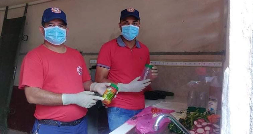 Los bomberos se encargan de producir las hortalizas para preparar el Chile Fire. Foto: Juan Fco. Dávila/Radio ABC Stereo